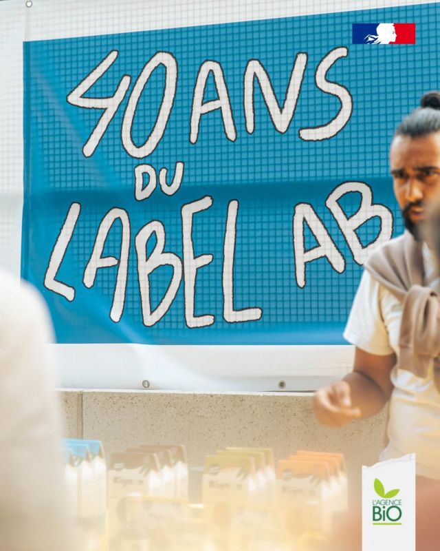😋 Un bon festival, c’est un festival avec des foodtrucks ! Et bio s’il-vous-plaît !

🍗 Et même une plancha pour la viande…

Le 22 mai dernier, 600 festivaliers ont choisi leur entrée-plat-dessert parmi 6 foodtrucks 100% bio pour les 40 ans du label AB ! Au menu, classiques de la street-food mais aussi cuisine de marché à déguster sur le pouce. Merci au @lefoodmarket d'avoir orchestré cette scène culinaire. Le bio, c’est meilleur quand c’est bon 🥙 

🧀 Et en plus du repas, on pouvait flâner pour goûter les pains d’épices de @baramel_bio ; les yaourts de @bio_et_lo , de @normandoise et encore de la @ferme_du_causse sas ; les biscuits @fleur_de_lupin et @kignon_biscuits ; les fromages de la @fromageriejmb ; les farines Biocer dans nos crêpes ; les tartinades @bordabord.algues, @latelierv et de poulet ou cochon @forebio_groupementsbio ; et les pains @ferme_des_hirondelles et @pane_vivo 

🍾🍷🍺🧋 Le tout arrosé de sirops Maison Meneau ; de vins Blanc Granit, France Vin Bio, Chateau de Paloumey, Promesse de Dourthe, Domaine de la Camaissette, Vieux Landat, Domaine des Varinelles, Le Chai de Thélème ; de champagnes @champagne.fleury , @champagnetelmont et @champagnesbiologiques ; de bières @deckdonohue ; de kombuchas @archipel.kombucha , de jus @vitamont_france et bien sûr d’ @eaudeparis premier cru.

✨ C’est bio @lemondefr !

📸 @florian_dmrg

#EnjoyItsFromEurope #RejoignezLeMouvementBio #BioAuRestaurant #BioReflexe #CuisinonsPlusBio #EquipedeFrancedubio #Ayonslebioreflexe #Bio #TransitionAgricole #TransitionAlimentaire